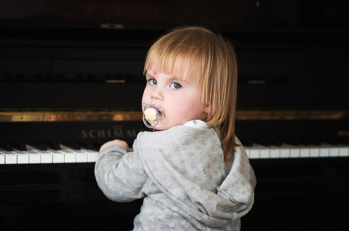 Das kleine Mädchen am Klavier • Pentaxians